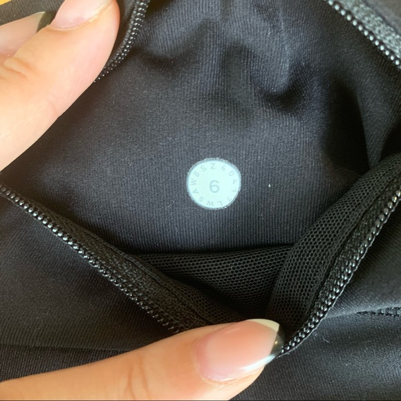 LULULEMON Black Tights 28” with pockets and reflective detailing - Picture 5 of 5